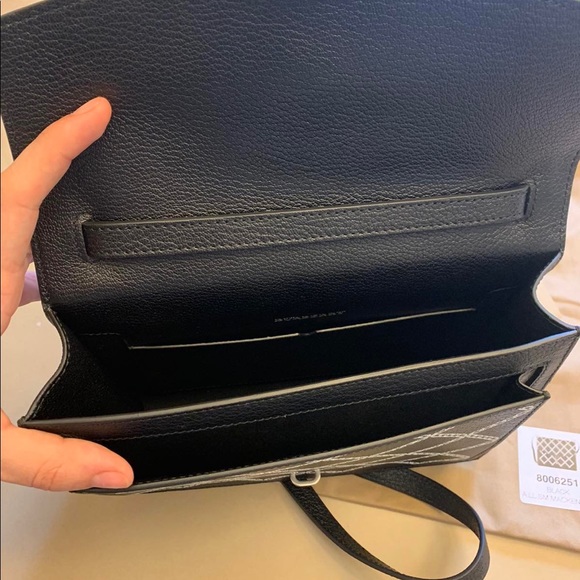 Burberry bag!SM MACKEN CHAIN PRINT! - Picture 4 of 16